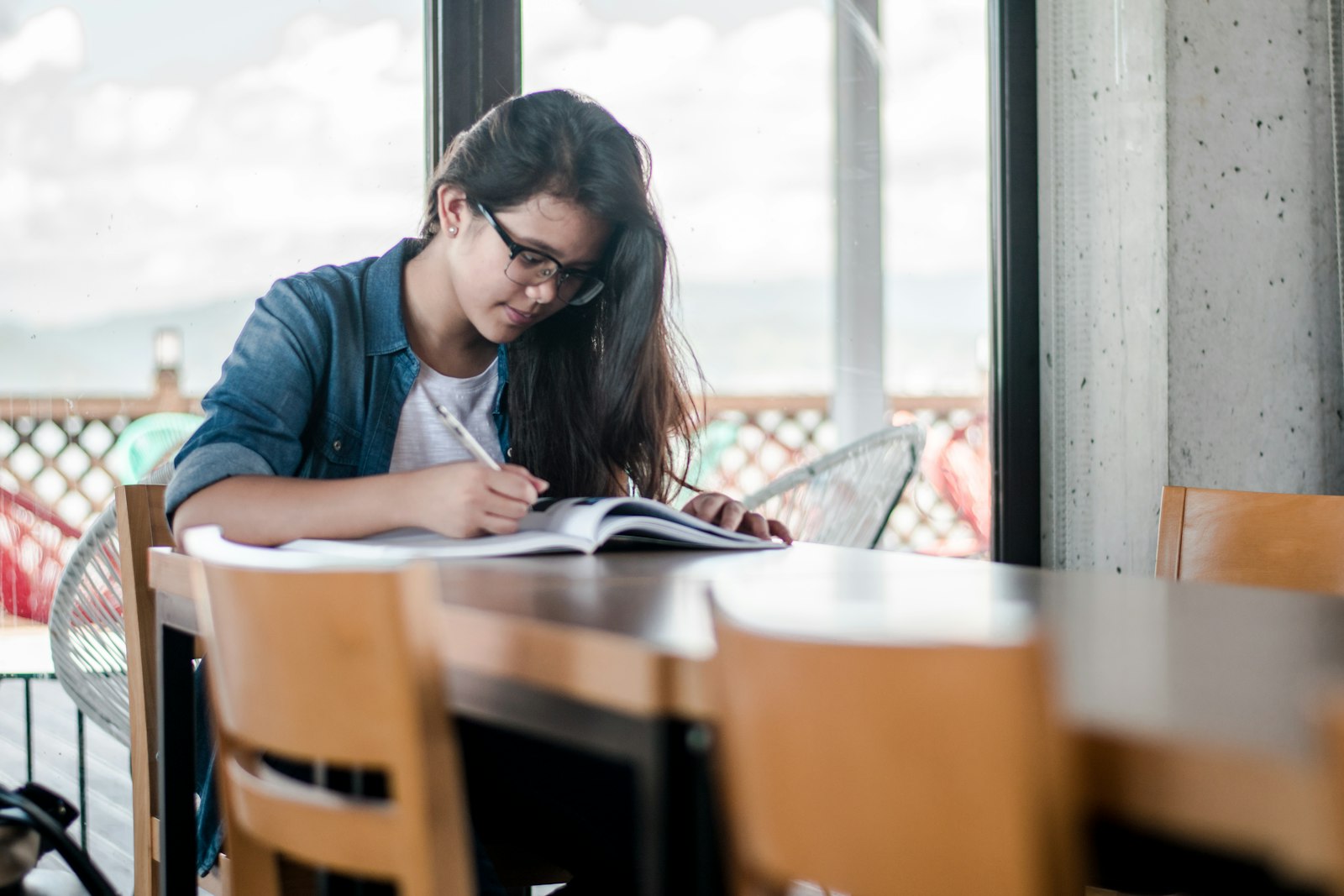 Siswa mengerjakan soal di buku